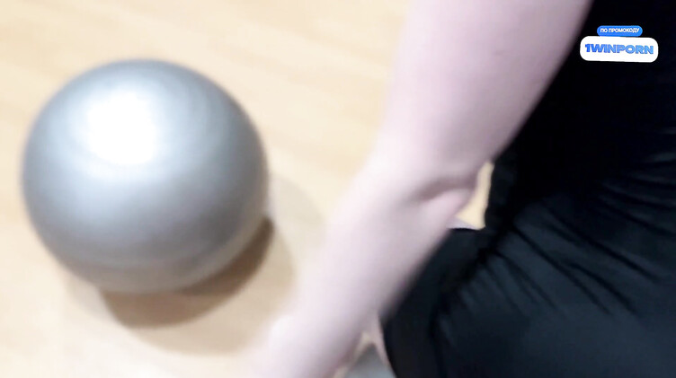 Тренер на фитболе выебал девчонку в подсобке фитнес клуба