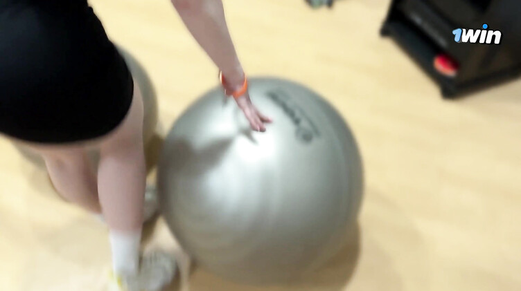 Тренер на фитболе выебал девчонку в подсобке фитнес клуба