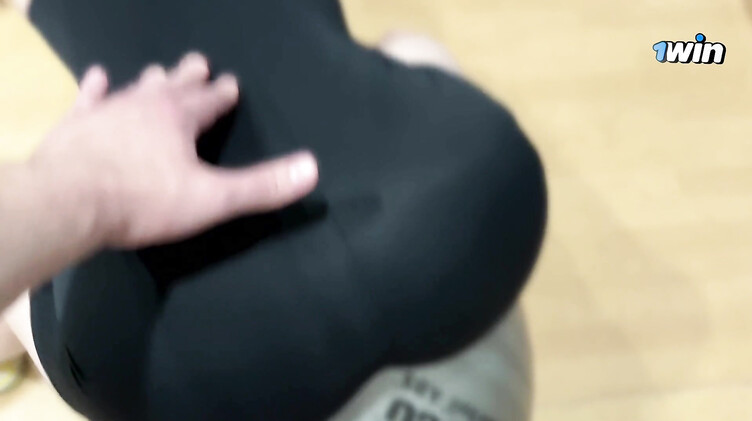 Тренер на фитболе выебал девчонку в подсобке фитнес клуба