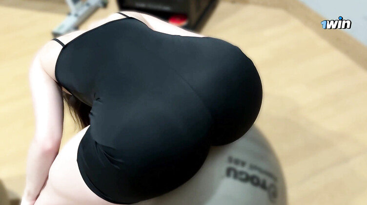 Тренер на фитболе выебал девчонку в подсобке фитнес клуба