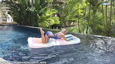 Tory Sweety: Блондинка Тори Свит трахается с мужем в бассейне на Пхукете