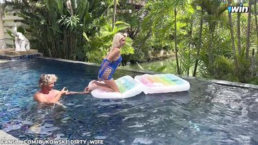 Раком с большим членом: Блондинка Тори Свит трахается с мужем в бассейне на Пхукете