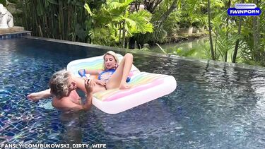 Блондинка Тори Свит трахается с мужем в бассейне на Пхукете