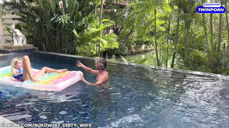 Блондинка Тори Свит трахается с мужем в бассейне на Пхукете