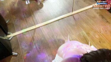 Стриптизерша за деньги сосет хуй и ебется до кремпая