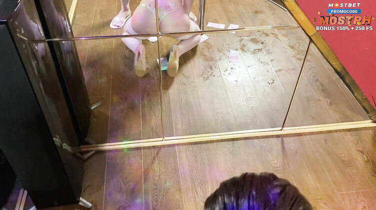 Стриптизерша за деньги сосет хуй и ебется до кремпая