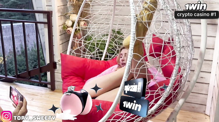 Фотограф отлизал мохнатку модели и чпокнул ее в кресле коконе