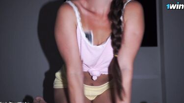 Ночные скачки на хуе в презервативе сводной сестры