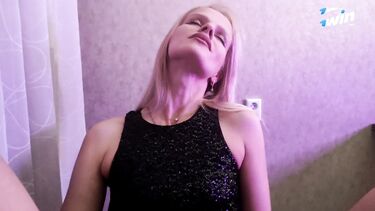 Курит кальян и ебется с другом мужа, пока тот скучает дома