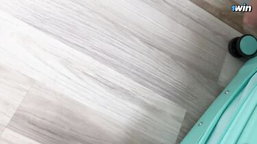 Достал любовницу из чемодана и выебал, пока жена в душе