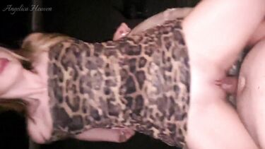 Незнакомка в леопардовом платье отсасывает водителю и дает в попу