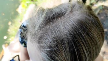 Трахнул незнакомку на природе, застукав ее за мастурбацией