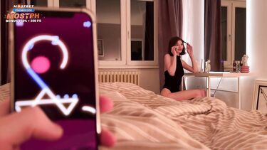 Моя девушка лишила меня девственности после интимного разговора с подругой по телефону