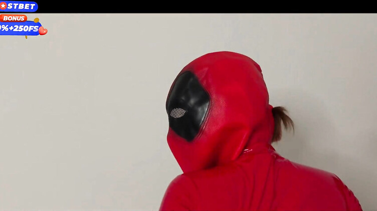 Русская крошка в латексном костюме Леди Дэдпул трахается с бойфрендом