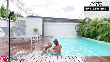 Отсос в бассейне Тори Свити с горячей еблей