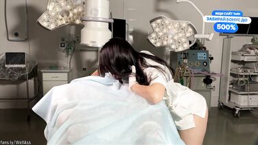 Пациент с большим хуем ебет на операционном столе свою докторшу