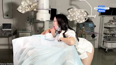 Пациент с большим хуем ебет на операционном столе свою докторшу