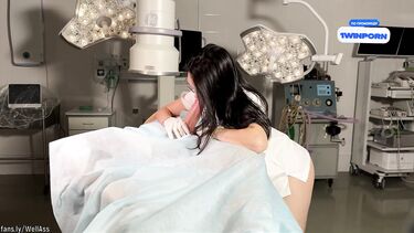 Пациент с большим хуем ебет на операционном столе свою докторшу