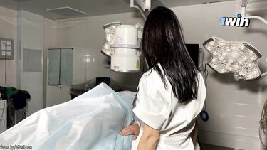 Пациент с большим хуем ебет на операционном столе свою докторшу