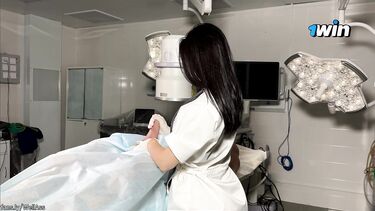 Пациент с большим хуем ебет на операционном столе свою докторшу