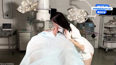 Пациент с большим хуем ебет на операционном столе свою докторшу