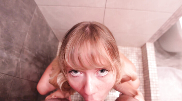 Чередует прожарку жопы с киской в душе