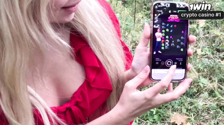 Призрачное лицо на Хэллоуин трахает сексуального ангелочка Тори Свиити