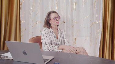 Пасынок трахает в большую жопу свою сексуальную мачеху в колготках