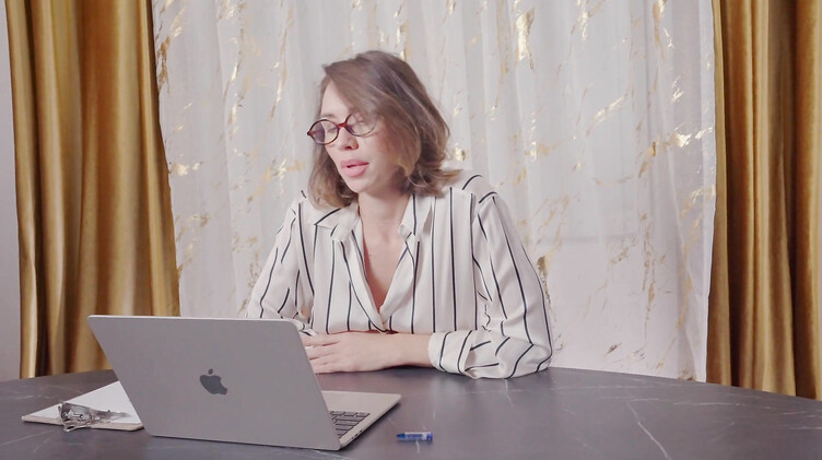 Пасынок трахает в большую жопу свою сексуальную мачеху в колготках