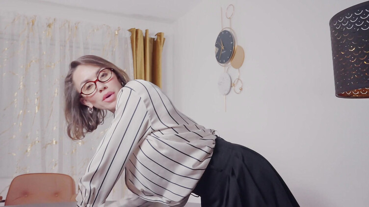 Пасынок трахает в большую жопу свою сексуальную мачеху в колготках