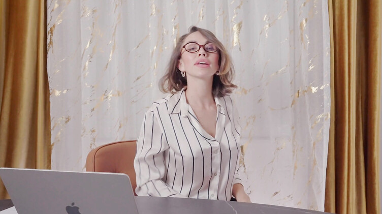 Пасынок трахает в большую жопу свою сексуальную мачеху в колготках