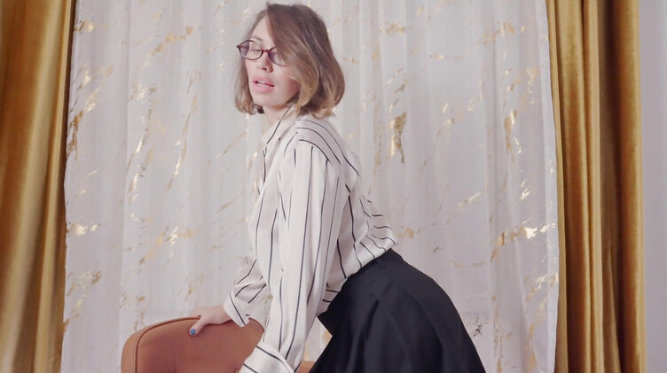 Пасынок трахает в большую жопу свою сексуальную мачеху в колготках