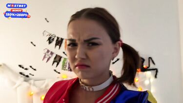 Парень в маске ебет в рот и киску русскую Харли Квинн