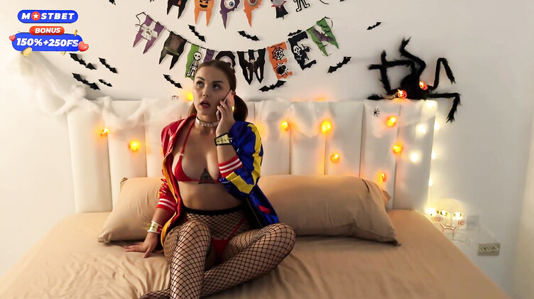 Парень в маске ебет в рот и киску русскую Харли Квинн