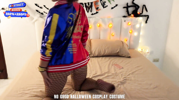 Парень в маске ебет в рот и киску русскую Харли Квинн