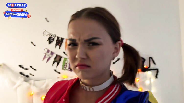 Парень в маске ебет в рот и киску русскую Харли Квинн