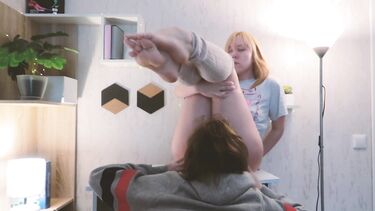 Отлизал сестре и трахнул в попку на столе