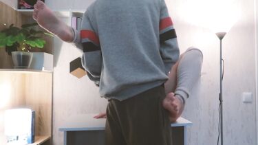 Отлизал сестре и трахнул в попку на столе