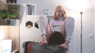 Отлизал сестре и трахнул в попку на столе