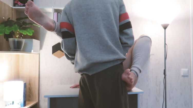 Отлизал сестре и трахнул в попку на столе