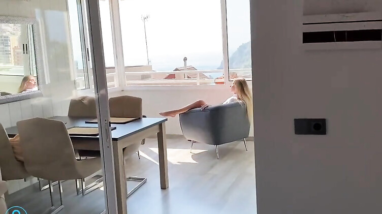 Муж застукал жену за мастурбацией на балконе и оттрахал ее киску