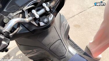 Мотоциклистка тверкает на большом хуе соседа