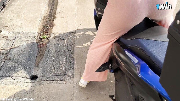 Раком: Мотоциклистка тверкает на большом хуе соседа