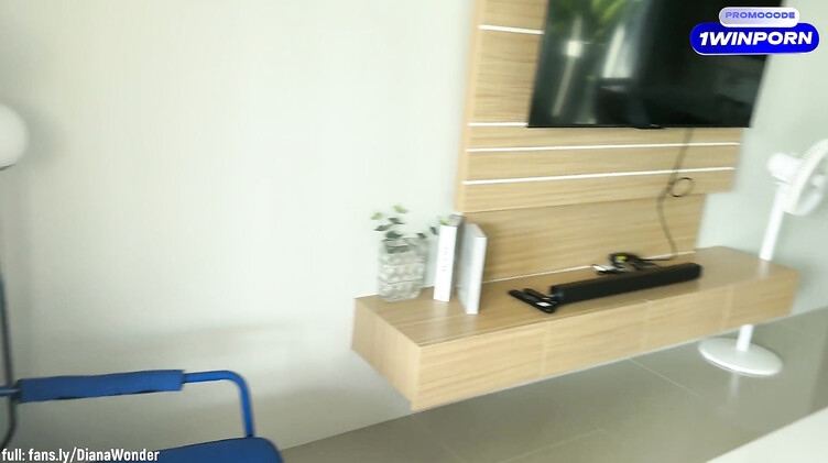 На диване: Мотоциклистка тверкает на большом хуе соседа