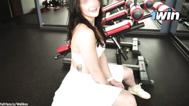 Тренер отодрал в постели фитоняшку  из спортзала