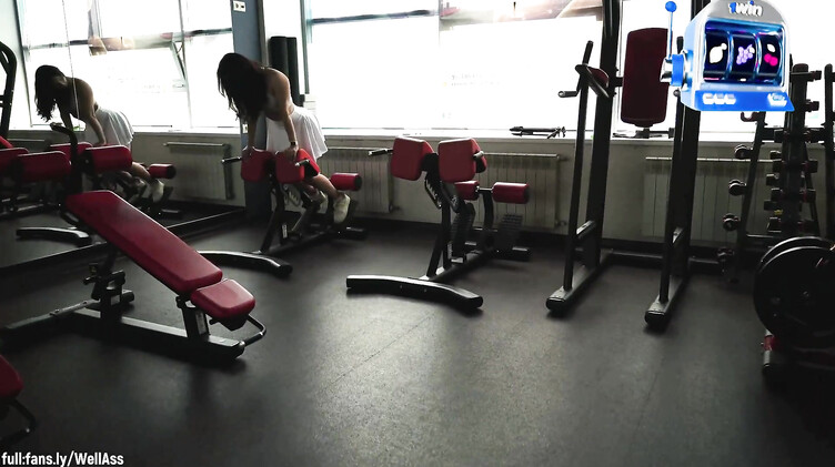 Тренер отодрал в постели фитоняшку  из спортзала