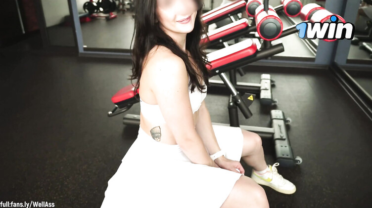 Тренер отодрал в постели фитоняшку  из спортзала