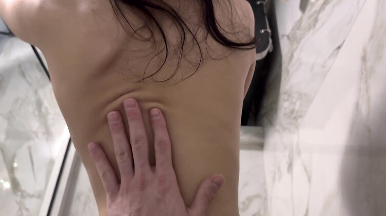 Парень не смог устоять перед подругой девушки и выебал ее в душе