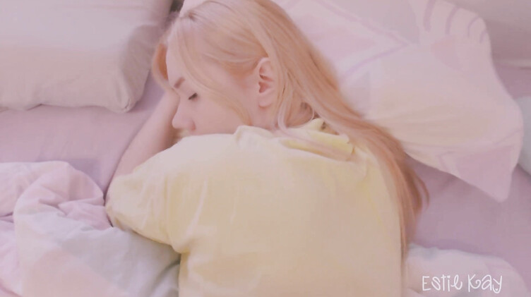 Estie Kay: Поводил членом по губам спящей и накончал в пизду