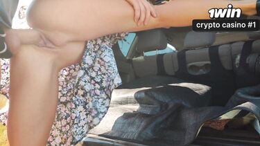 Ебля раком девки в платье в багажнике машины